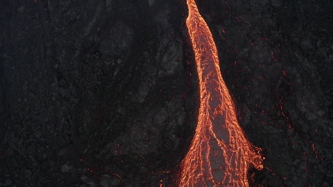 Colata lavica da un vulcano