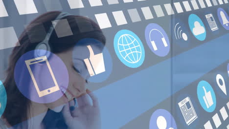 animación de iconos de negocios y comunicación sobre feliz mujer de negocios caucásica usando auriculares de teléfono