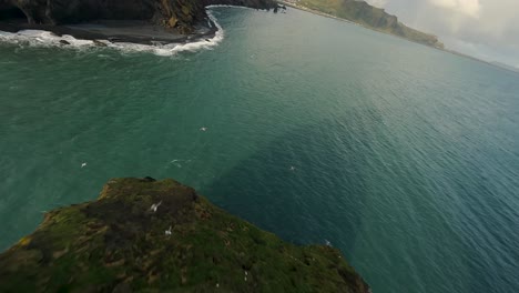 Slowmotion-FPV-Tauchaufnahme-Der-Reynisdrangar-Basaltfelsen-In-Island