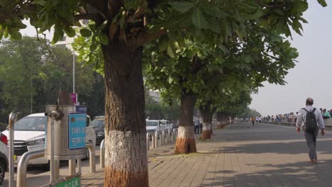 Bootsfahrt-Mit-Menschen-Und-Verkehr-In-Mumbai,-Indien-1