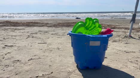 Sandspielzeug-Am-Strand-Von-Kiawah-Island-Sc