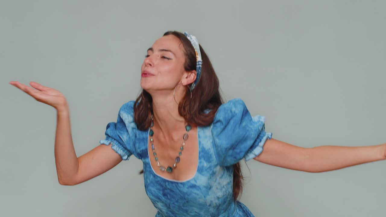 미소 짓는 로맨틱한 예쁜 소녀 공기 키스를 보내 카메라를 쳐다보고 미소 짓는, 당신을 그리워, 사랑