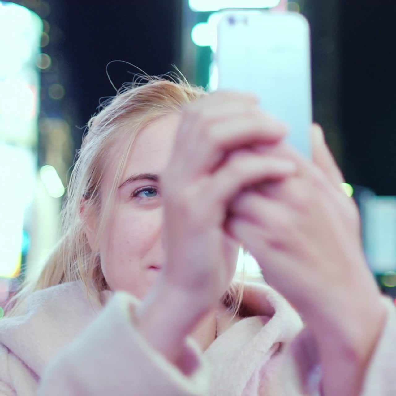 Una turista scatta foto con il telefono nella famosa Times Square a New York City 1