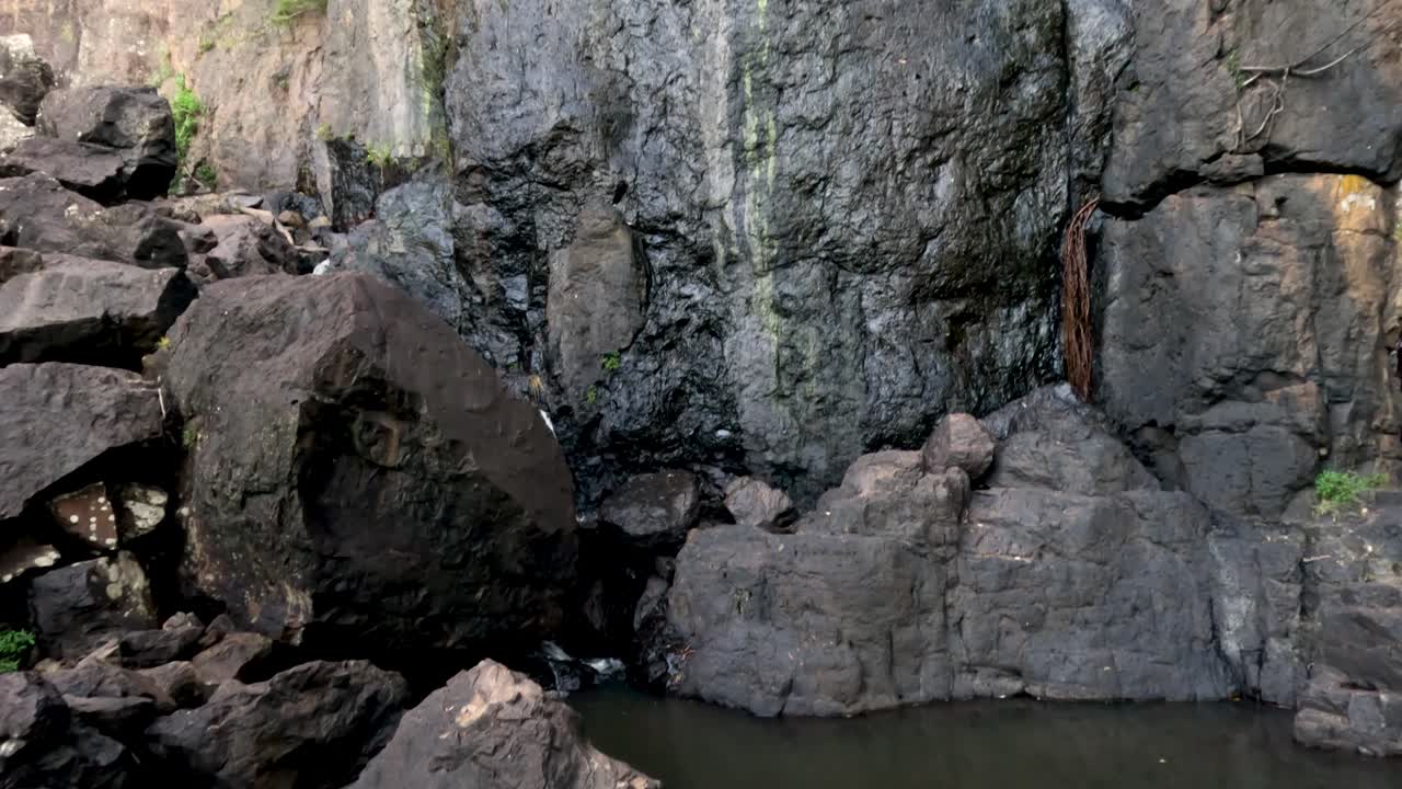 catarata en cascada sobre las rocas en una piscina