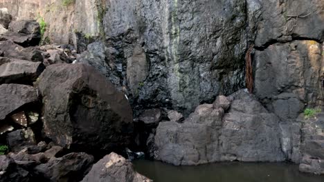 catarata en cascada sobre las rocas en una piscina