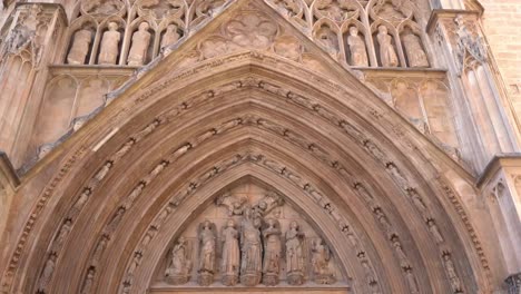 Eine-Nahaufnahme-Der-Fassade-Der-Kathedrale-Santa-María-In-Valencia,-Spanien