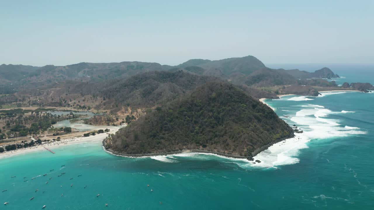 롬복에 큰 산이 있는 셀롱 벨라낙 해변 만의 열대 해안