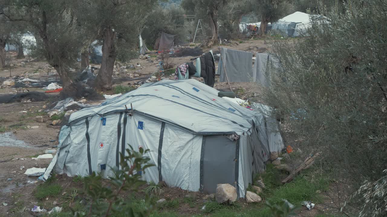 establecimiento de una toma de tiendas de campaña y tendederos en un campo de refugiados en grecia