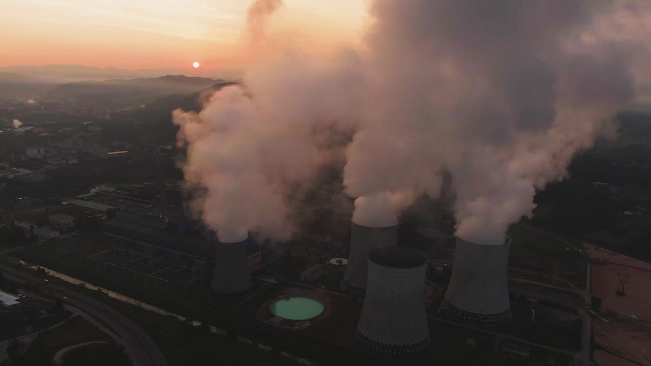 centrale elettrica al tramonto