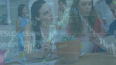animación del procesamiento de datos financieros sobre diversas personas de negocios que trabajan en la oficina