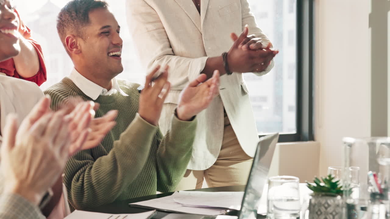 사업가들, 박수와 축하