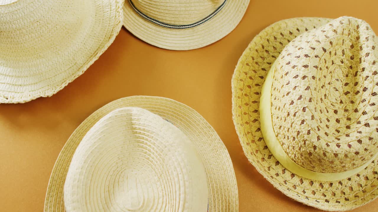 노란색 배경 에 있는 모자 들 의 클로즈업 비디오