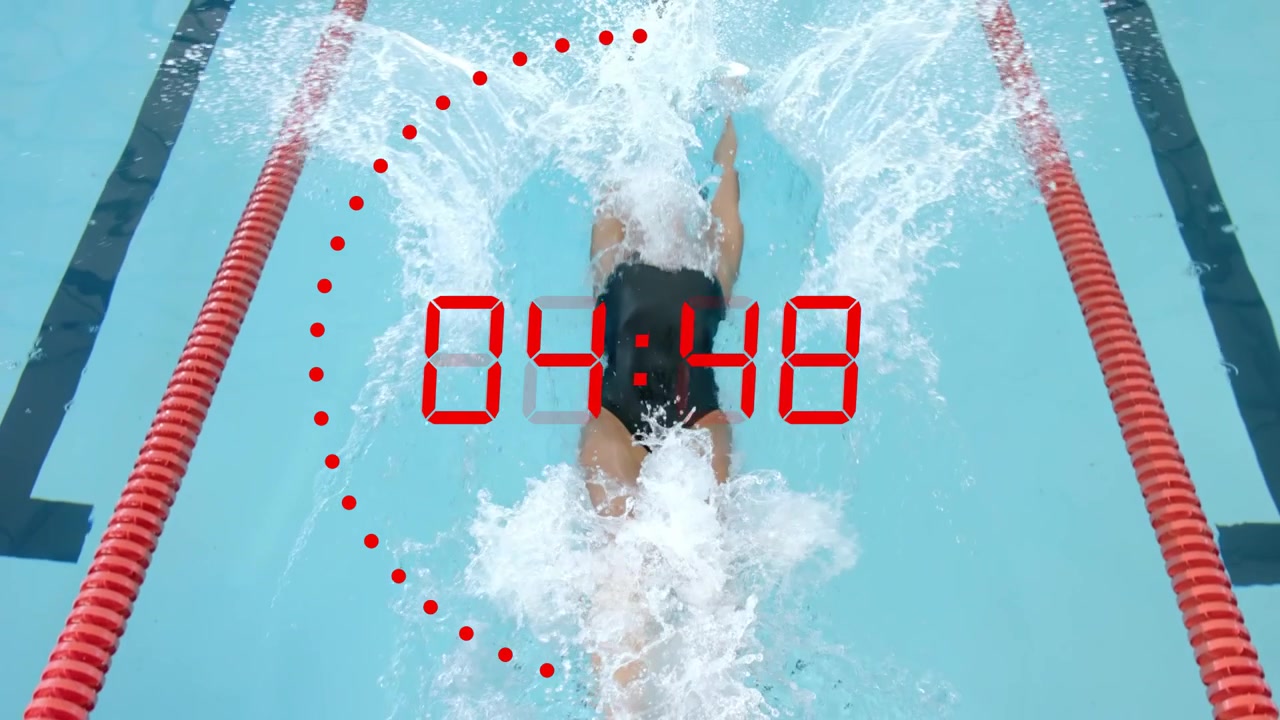 Nuotatore accovacciato sul blocco di partenza, il timer parte, spingendosi via e nuotando a dorso per sport, con tracciamento dall'alto.