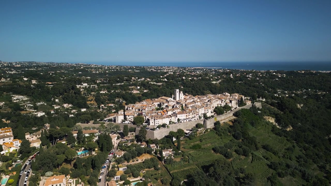 Villaggio di Saint-Paul-de-Vence circondato da una vegetazione lussureggiante in una giornata di sole sulla Costa Azzurra, vista aerea