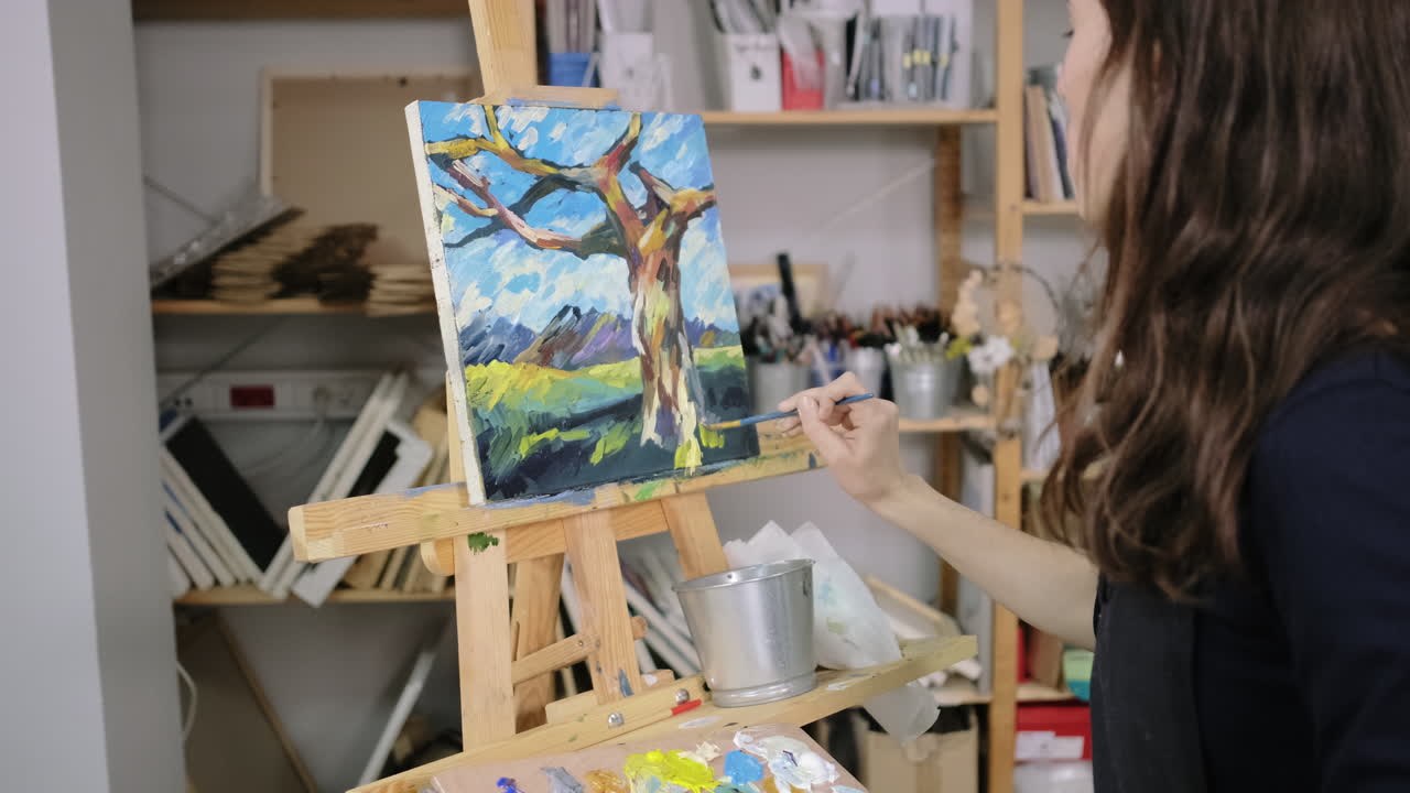 예술 스튜디오 에서 풍경 을 그리는 여자