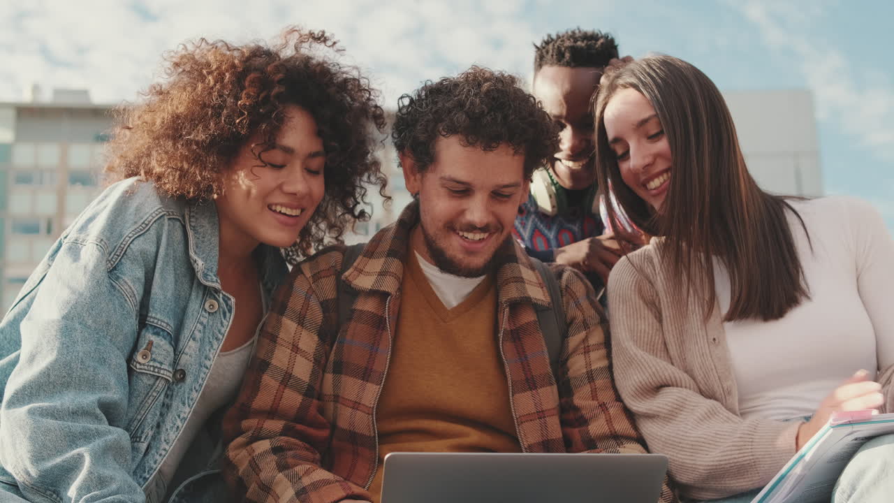 Gruppo di studenti di diversa provenienza che studiano insieme nel campus