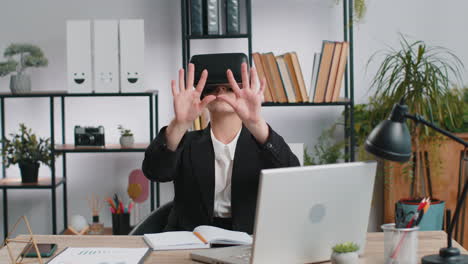 가상 현실을 사용하는 비즈니스 여성 미래 기술 vr 앱 헤드 ⁇ 과 시 ⁇ 레이션 3d 비디오