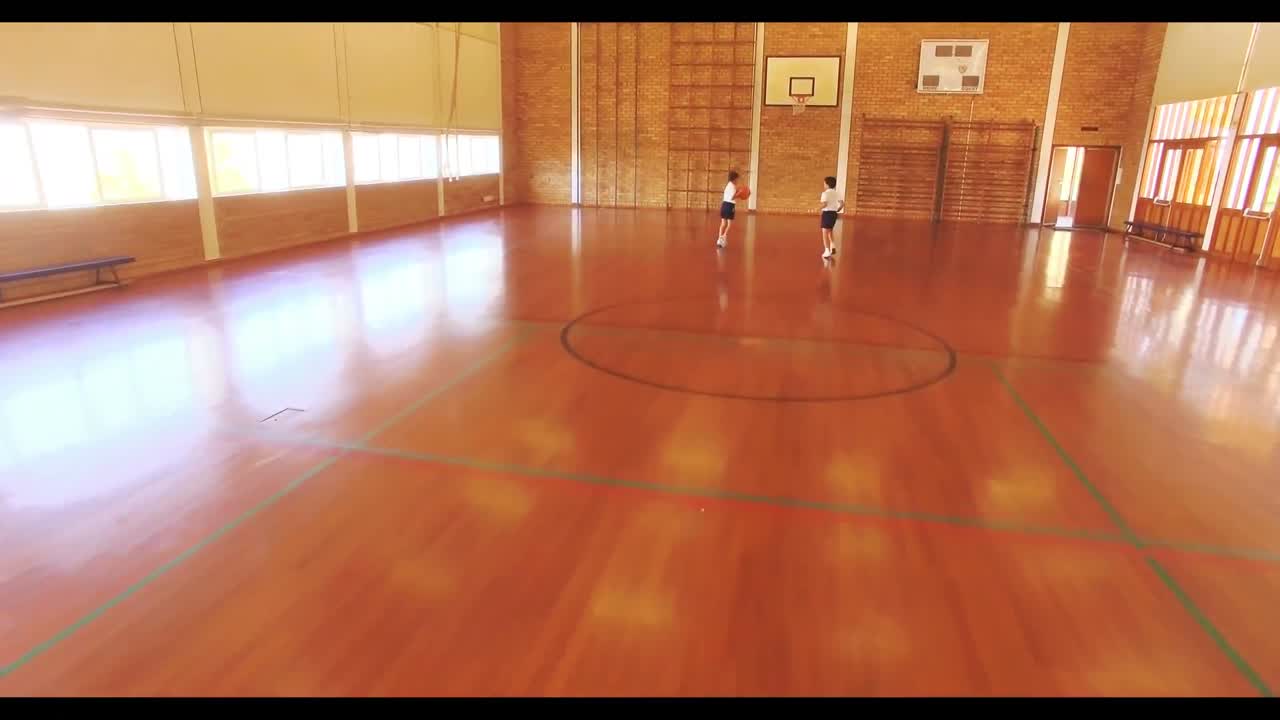chicos jugando al baloncesto en la cancha