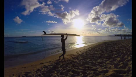 surfista llevando la tabla de surf en su cabeza 4k