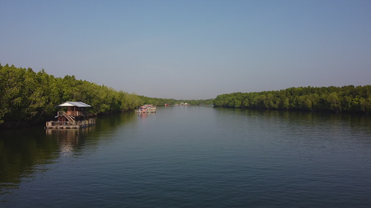 vista de drones del río bagan lalang en la mañana con casas flotantes, malasia