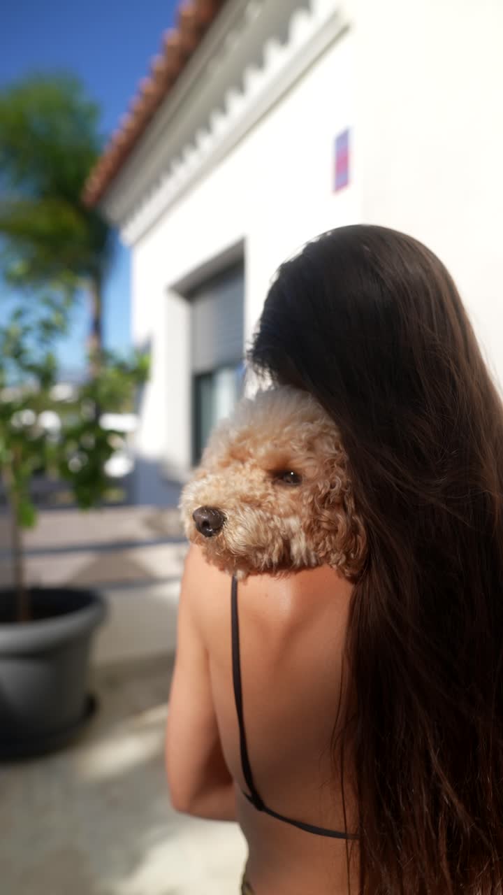 여자 가 야외 에서 푸들 을 포옹 하고 있다