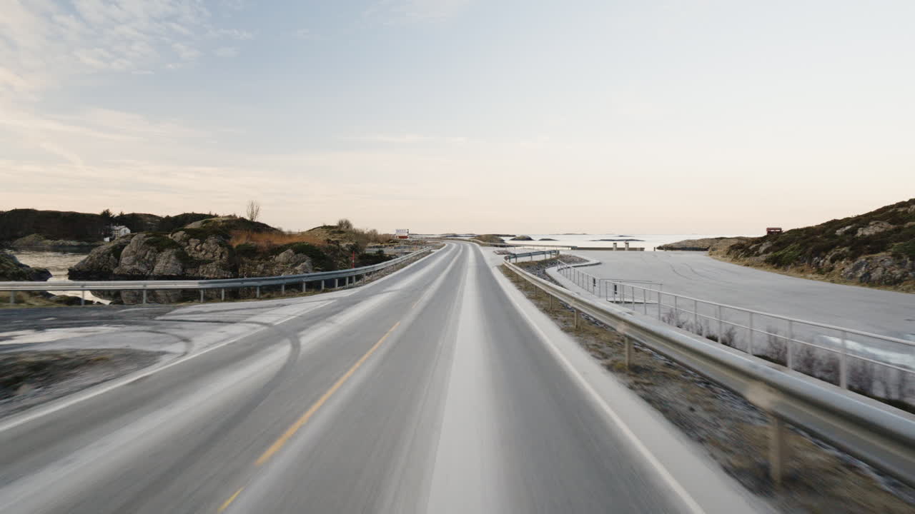 Punto di vista di un automobilista che guida su una strada costiera vicino all'Oceano Atlantico, nei pressi di Møre og Romsdal, Norvegia