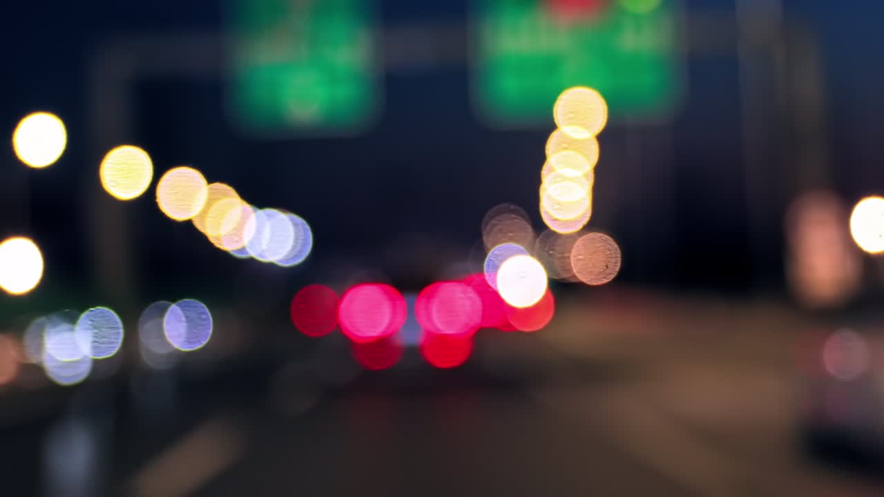 punto de luz trasera en la carretera disparando desde un coche en movimiento