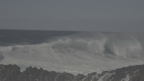 poderosas olas del océano chocando contra la costa