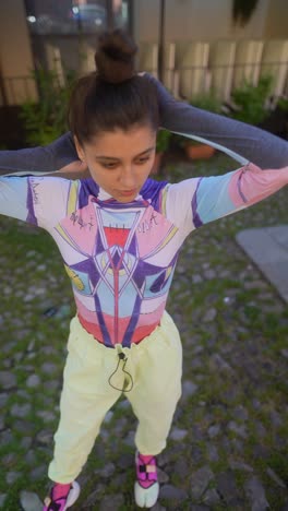 mujer con un traje elegante en un jardín