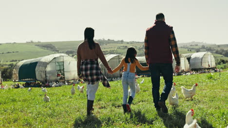 granjero, familia y niña caminando en el campo con los padres