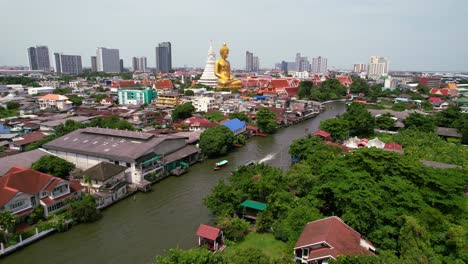 Giant-Golden-Buddha-Statue-in-Wat-Paknam-Phasi-Charoen-in-Bangkok,-Thailand