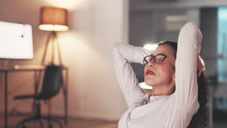 mujer de negocios, sonrisa y estiramiento para relajarse
