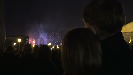 madre y hijo viendo fuegos artificiales