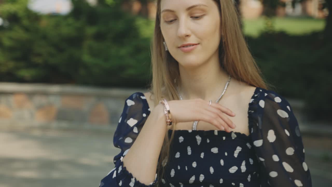 foco de rack de una mujer bonita posando con la mano tocando su hombro - cámara lenta