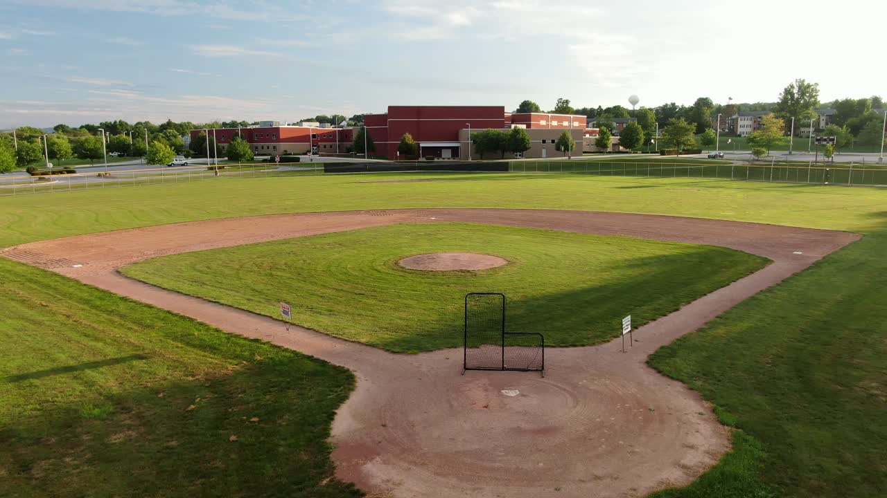 Campo da baseball, campi atletici con scuola americana in Pennsylvania, USA, durante l'ora magica, stagione sportiva annullata a causa del Coronavirus COVID