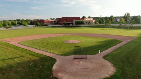 Diamante-De-Béisbol,-Campos-Deportivos-Con-Escuela-Americana-En-Pennsylvania-Usa-Durante-La-Hora-Mágica,-Temporada-Deportiva-Cancelada-Debido-A-Coronavirus-Covid