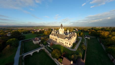 Aufwendige-Rundumaufnahme-Des-Malerischen-Schlosses-Grafenegg-In-Warmer-Abendbeleuchtung