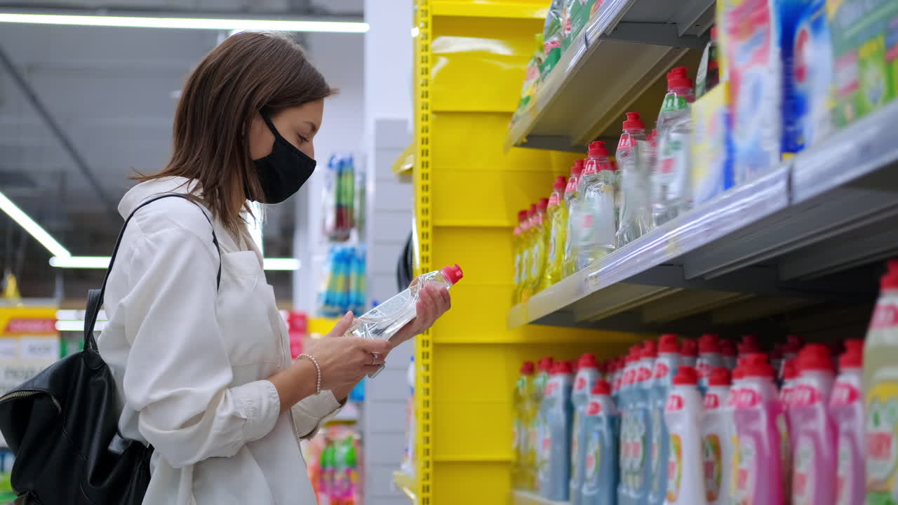 슈퍼마켓 에서 청소 용품 을 구입 하는 여자