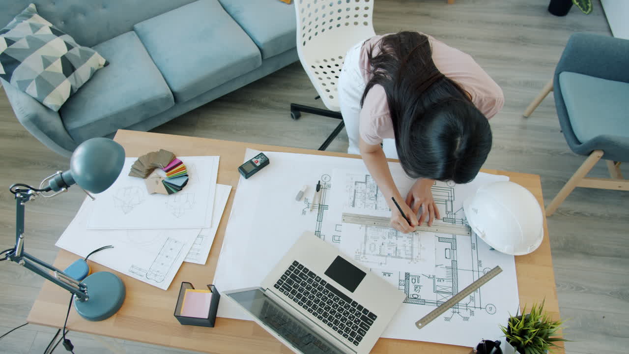 建築家が家のプランを描いている