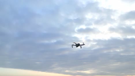 drone volador capturando otro drone suspendido en el aire sobre campo verde