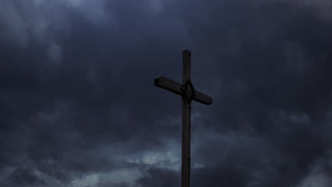 cruzar contra el fondo de una tormenta intermitente