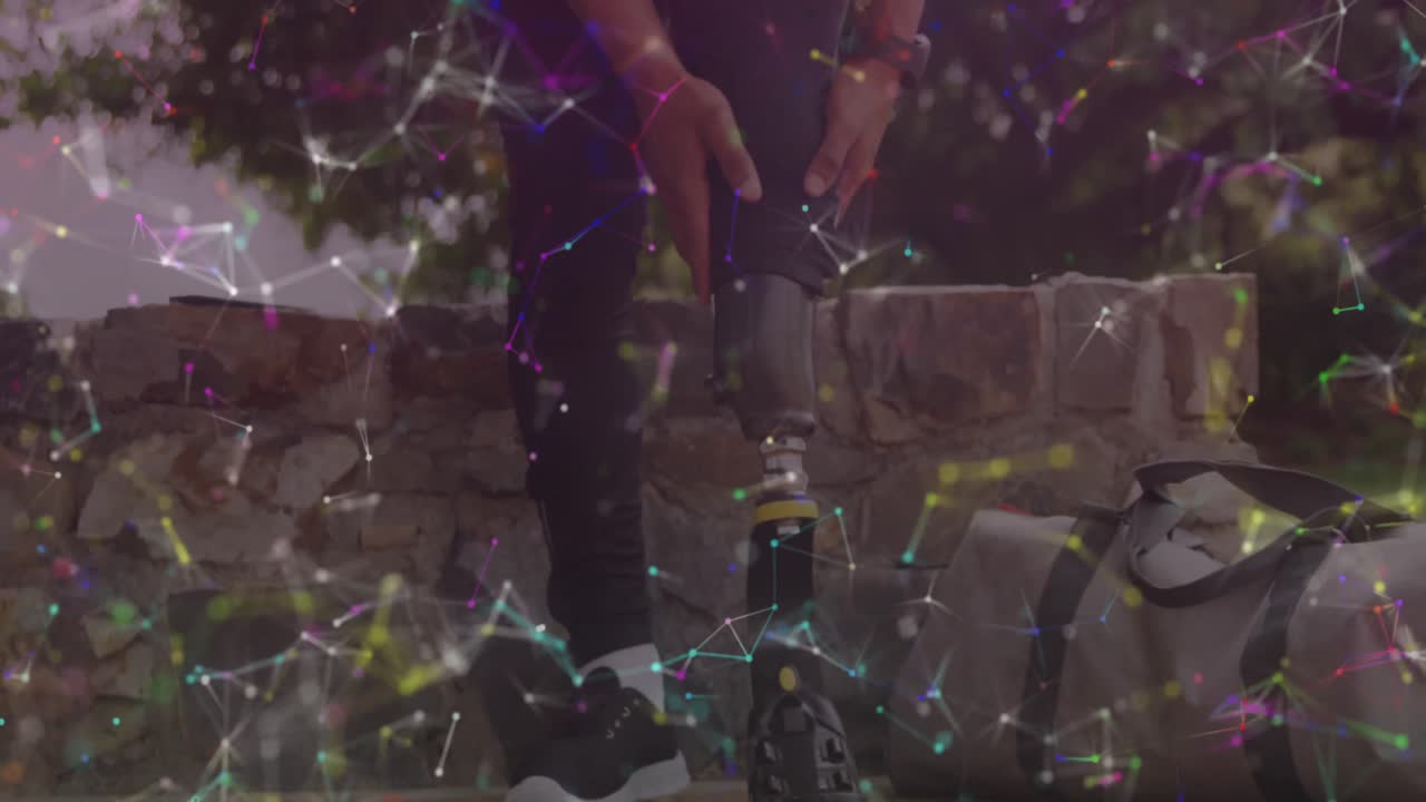 анимация коммуникационной сети над мужчиной-спортсменом, готовящим протез ноги для упражнений на открытом воздухе
