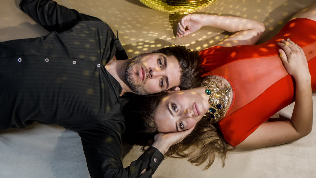 hombre y mujer en el piso 4k 37