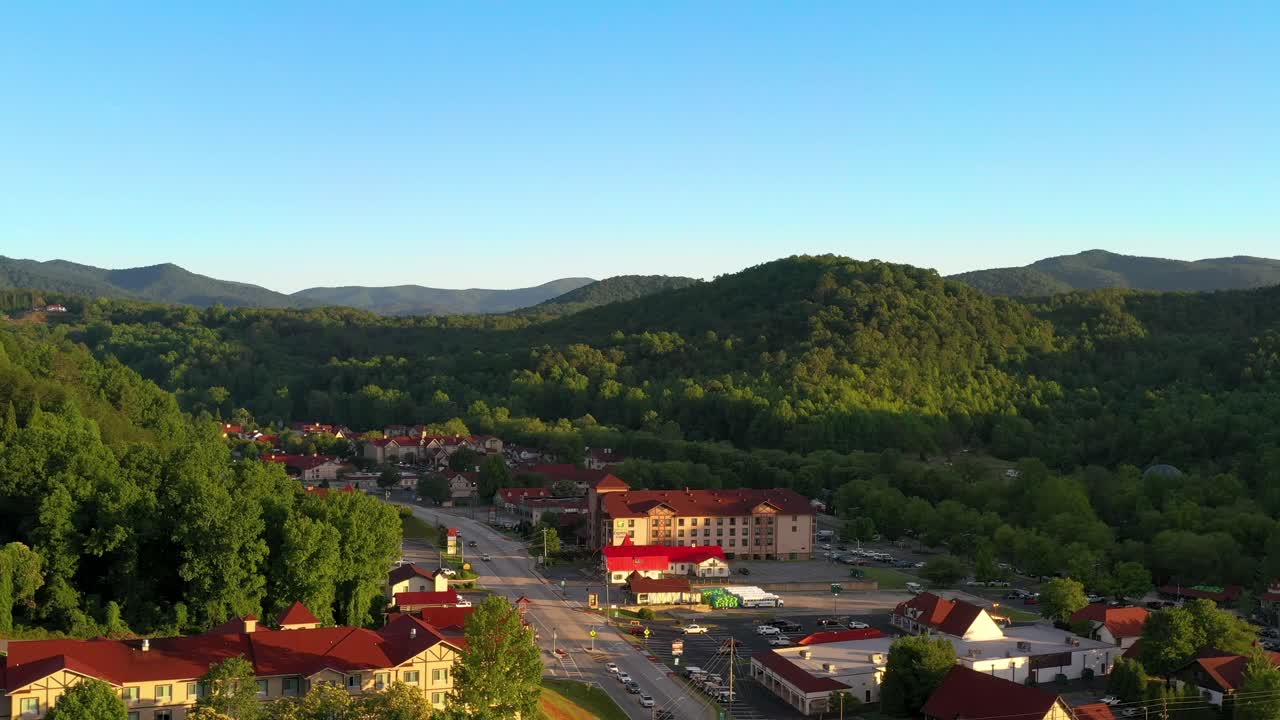 Hochfliegen, um die Blue Ridge Mountains oberhalb von Helen in Nordgeorgien zu zeigen