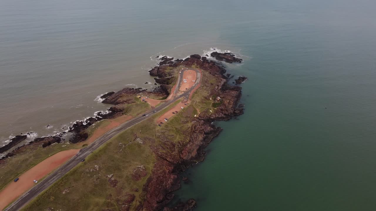 vista aérea del turista en coche que llega al mirador de punta ballena en uruguay