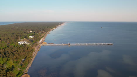 Exclusiva-Zona-Turística-De-Jurata-En-La-Península-De-Hel-Con-Muelle-De-Madera