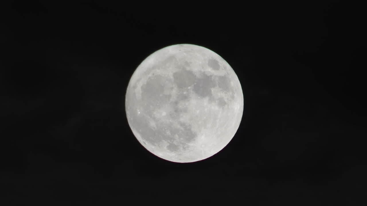 A lua no céu noturno. A lua