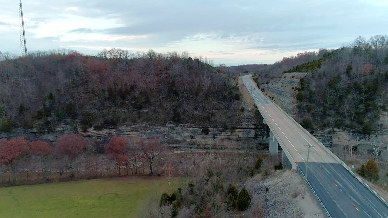 toma aérea sobre la granja rastreando un vehículo sobre el puente us 127 en monterey kentucky hermoso paisaje de otoño