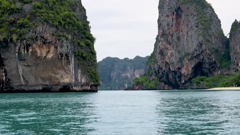 acantilados de piedra caliza y aguas turquesas en krabi, tailandia