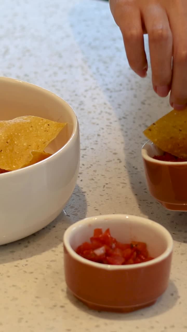 sumergir secuencialmente un chip en la salsa.